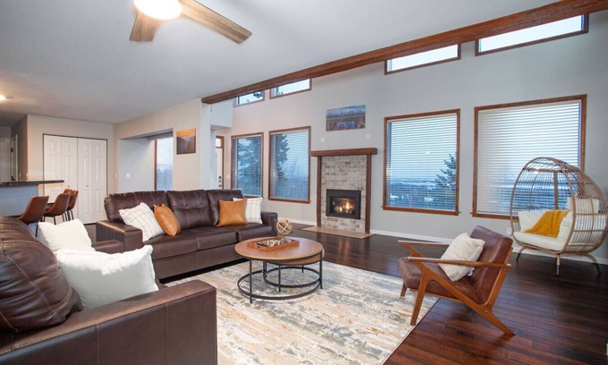 Fairbanks House | Luxurious Retreat w/Breathtaking Views & Aurora