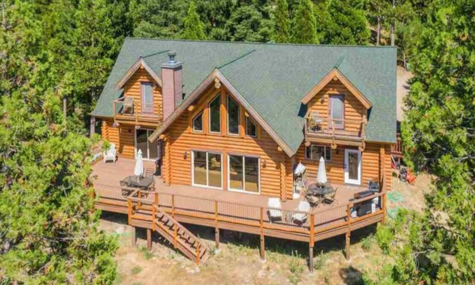 C-Road Cabin | Luxurious & spacious log cabin rental. Family friendly. Lots of amenities.