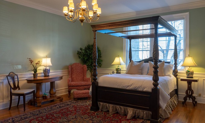 Bardstown Apartment | Luxurious Suite w/Garden on Court Square Downtown
