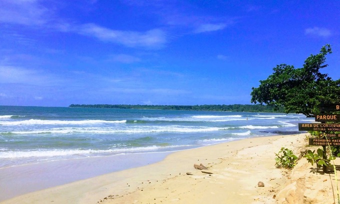 Cahuita House | Luxurious villa w/air conditioning just 350m to the Cahuita Beach National Park