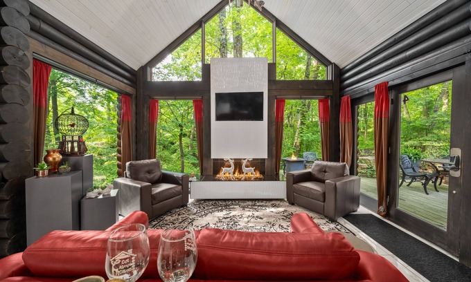 Logan Cabin | Luxurious Zen Gardens,Private Waterfall-Hot Tub-Fire Table-Kayaks-Bikes-King Bed