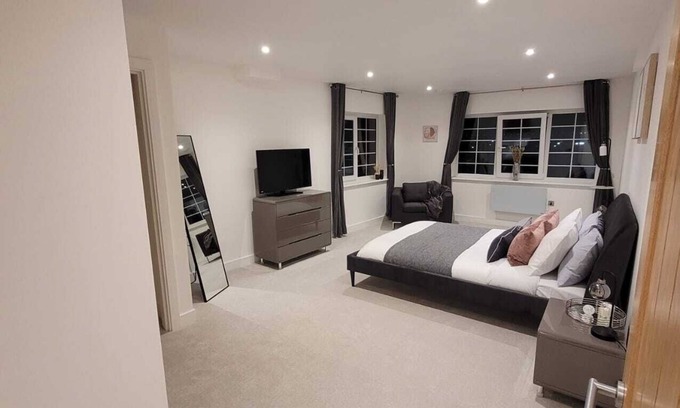 Wainscot Apartment | Luxury 1 Bed Apartment In The Heart Of Rochester