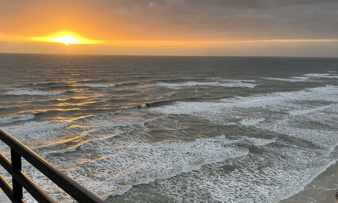 Daytona Beach Shores Condo | Luxury 2 bd 2 ba Beach Front - Top-Floor, Golf, pools, hot tub, walk to grocery