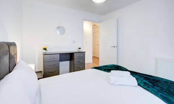 Canning Town Apartment | Luxury 2 Bedroom 2 Bathroom w/Balcony, Free Parking, 10 mins to Excel London