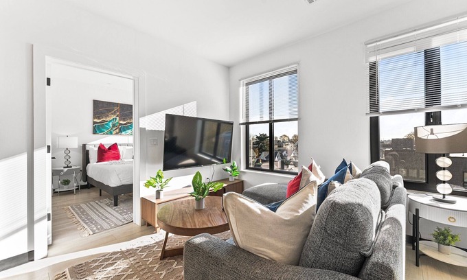 Everett Apartment | Luxury 2bd/2ba near Boston 4303