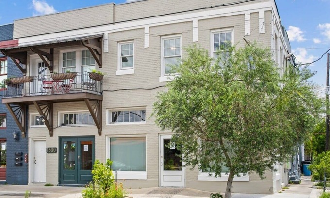 Lower Garden District Apartment | Luxury 2BD Apt | 1 Block off St. Charles