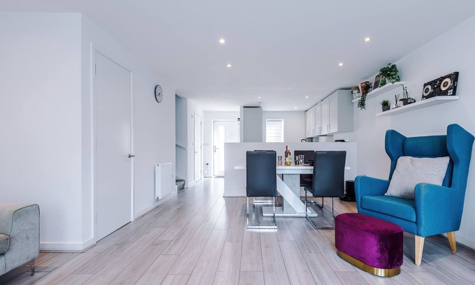 Salford House | luxury 2br in salford, slps 6, wifi, parking & ps5