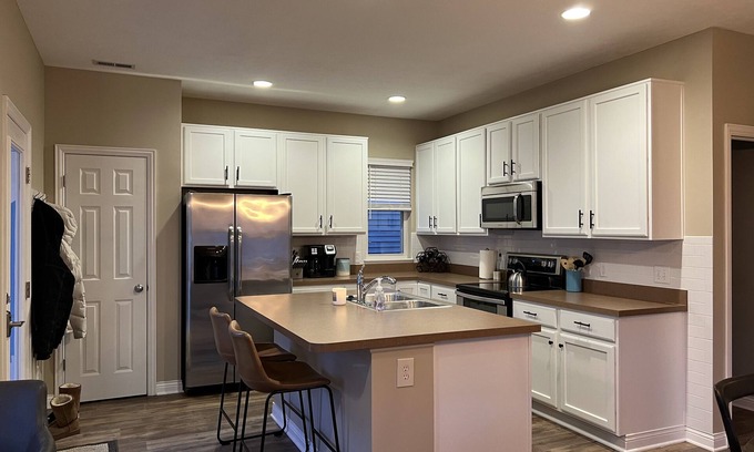 Grove City House | LUXURY 3 BEDROOM W/PRIVAT OFFICE!