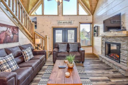 Pigeon Forge House | Luxury 4-BR Cabin Near Parkway and Dollywood with Game Room and Hot Tub