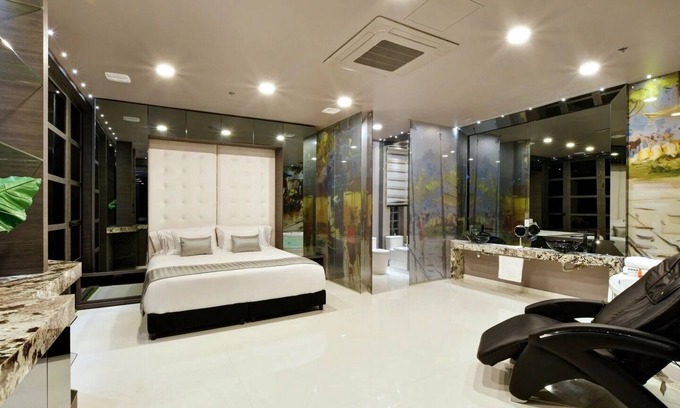 Popular Apartment | Luxury 4BR Glass Penthouse right in Lleras Park