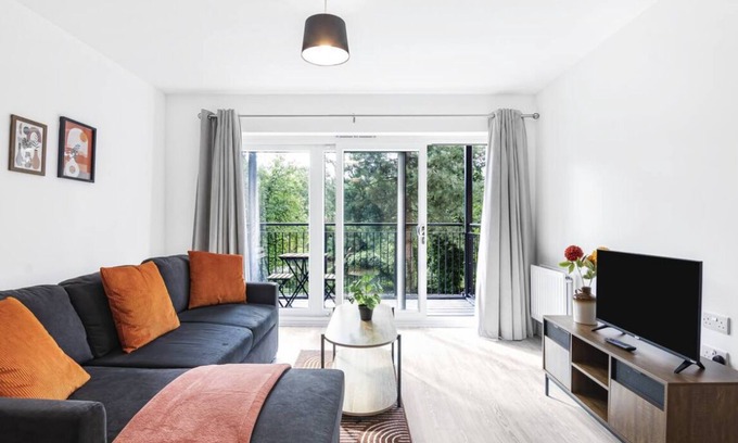 Maidstone Apartment | Luxury 5 bed Apt in Maidstone, sleeps 6 with free parking.