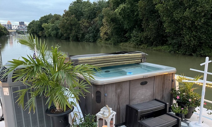 Butchertown Boat Rental | Luxury 5 stateroom 2 bath River Yacht w/hot tub -5 min from downtown Louisville!