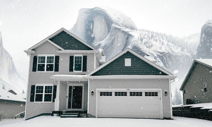 Hartford House | Luxury 5BR 3.5B sleeps 17 w/Hot Tub, Home Theater near Skiing, Golf, & Bars