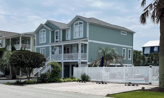 Holden Beach House | Luxury 5BR 4.5BA, Heated pool, Clean, 2 M Suites. Steps to beach & restaurants