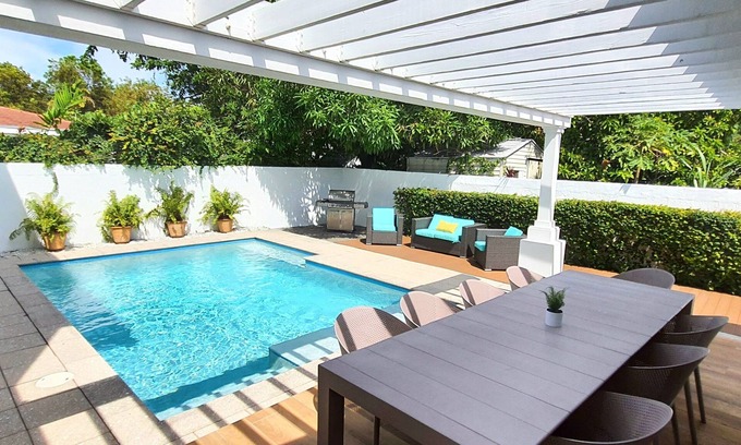 Buena Vista House | Luxury 5BR/4BA Villa Pool Steps to Design District Shopping & Dinning!