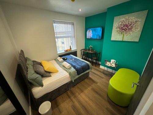 Elland House | Luxury 6-Bed House - 6 En Suite- Jaquzzi Baths - Private Parking - Sleeps 22- 2 Min M62