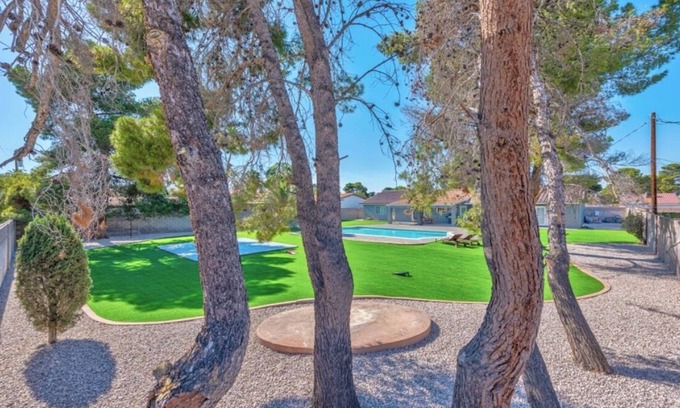 Paradise Villa | Luxury! 6-Bedrooms Modern, Central, big pool & Yard.