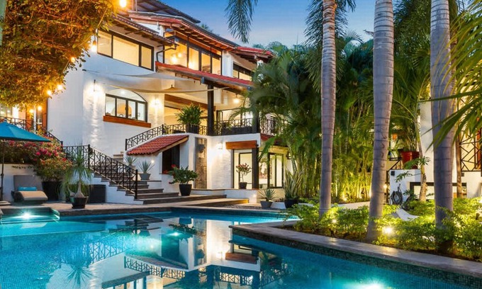 Bucerias Villa | Luxury 6BR in Bucerias Golden Zone: Villa Moderna