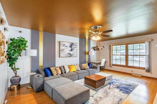 Milwaukee House | Luxury 8 guest, King Bed, garage