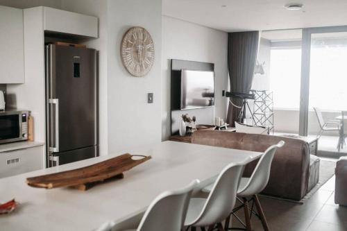 Hillhead Apartment | Luxury Apartment near the Airport with Sea View