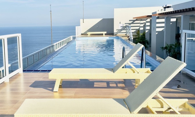 Hendala Condo | Luxury beachfront condo with infinity pool near Colombo