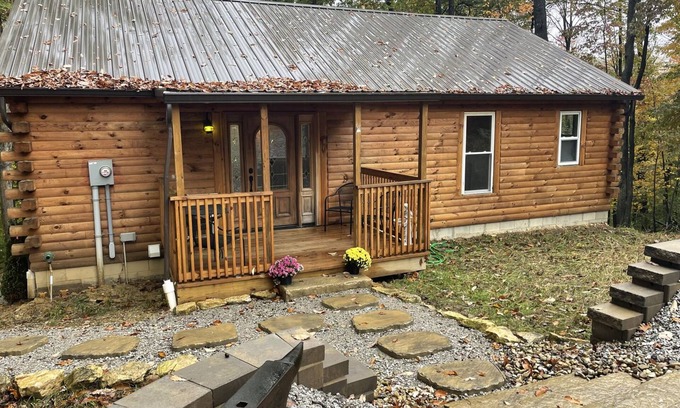 Logan Cabin | Luxury Cabin Rentals Hocking Hills with Hot Tub and Pet Friendly Old Man's Cave