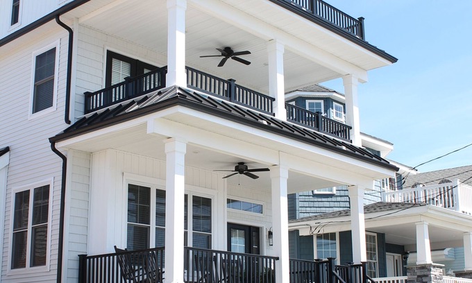 South End House | Luxury Coastal Single 5 bdrm (3 Master Suites) Prime Location, All The Amenities