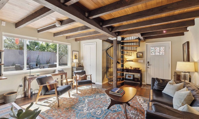 Central Sacramento Cottage | Luxury Cottage in East Sac Walk & Bike to McKinley Park, Midtown & Downtown