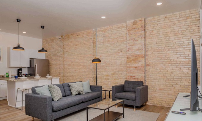 Neenah Apartment | Luxury Downtown 2 Bedroom Flat