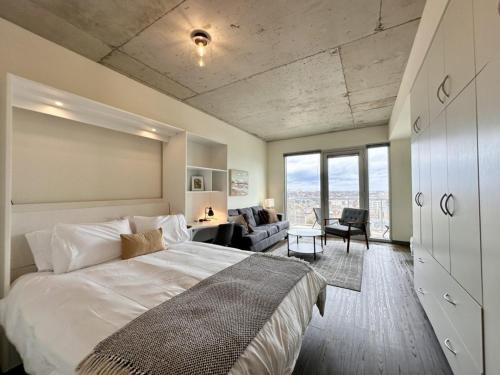 Lower East Side Apartment | Luxury East Side Studio Apt Near Brady St with Balcony