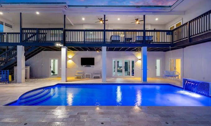 Cutler Bay House | Luxury Escape: Pool, Hot tub, Mini Golf & More!