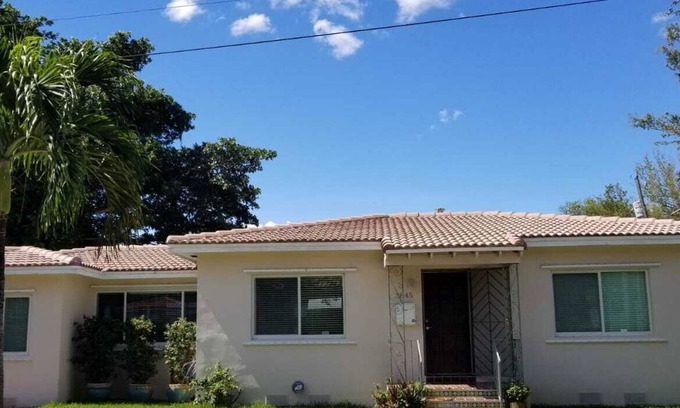 Ludlam House | LUXURY Guayabita's House