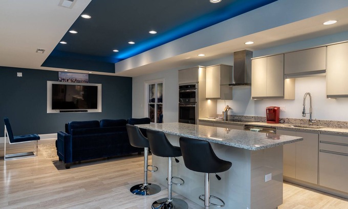 Myers Park Apartment | Luxury Guest Apt next to Uptown, Fine Dining, Greenway and Parks