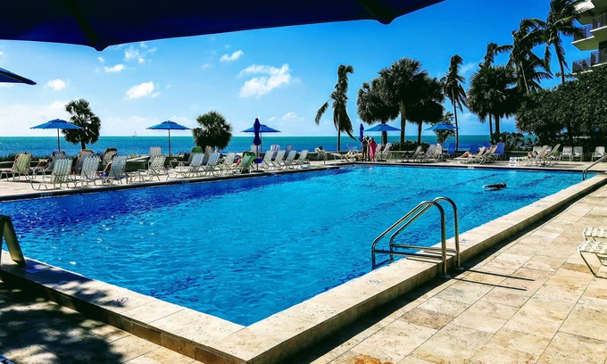 Midtown Condo | Luxury High End, 2 Bikes, Highspeed Wi-Fi, Work station, Pool, Hot Tub, Gym