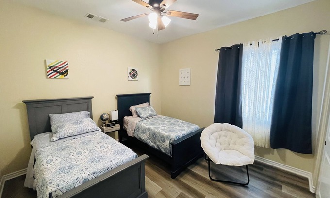 Victorville House | LUXURY HOME 3300 SQ FT, QUIET NEIGHBORHOOD