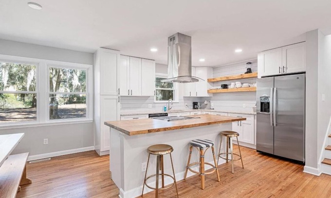 Beaufort House | Luxury Home Minutes to Base & Downtown - Sleeps 9