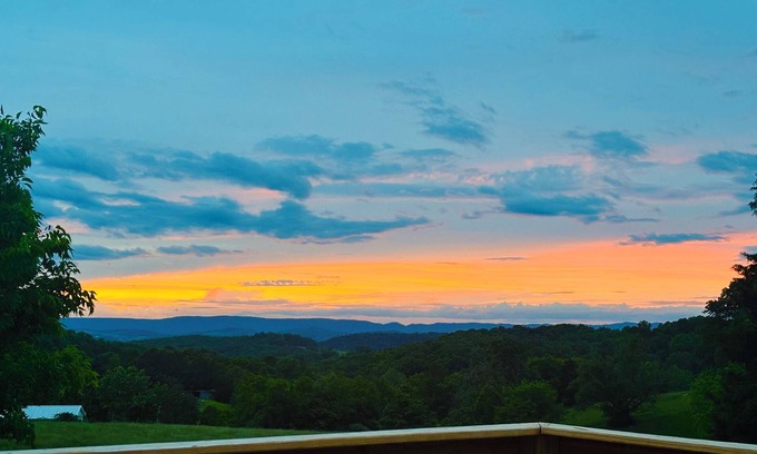 Hamblen County House | Luxury Home w/private Pool, Mt Views, 85” Roku Movie Room, Arcade, & King Bed!