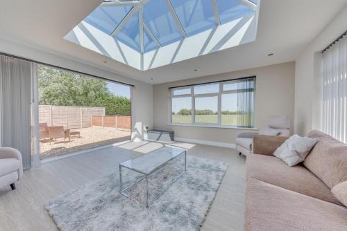 Bourne Villa | Luxury Isla Cottages Bourne, Dog Friendly with Garden, Parking, Countryside Views, Family Holidays & Easy Access to Town