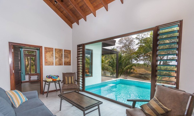 Pristine Bay House | Luxury island getaway with beach and kayaks - Casa Atlas