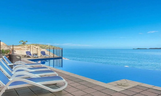 Nelly Bay Apartment | Luxury Island Hideaway