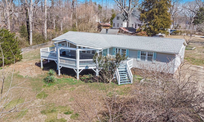 Terrell House | Luxury Lakeview 3BR w/Outdoor Deck, Basketball, Vinyls, Games in Lake Norman