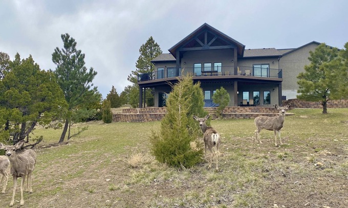 Glendo House | Luxury Lake House with Amazing Views of Glendo Lake and Mountains