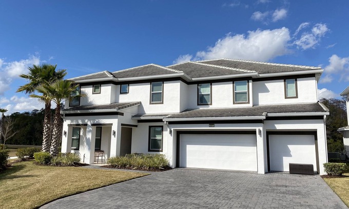 Kissimmee House | Luxury Lake view 9bd Home Near Disney Sleeps 20