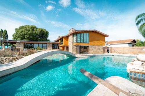 Catalina Villa | Luxury Lakefront 100,000 Gal Pool Villa - Orlando