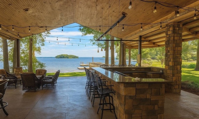 Gilbert Cottage | Luxury Lakefront 4br: Jacuzzi, Game Room & Wi-fi