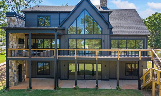 Reed Creek House | Luxury Lakefront Getaway - Space Galore