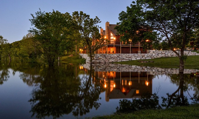 Lampe House | Luxury Lakefront Resort Chalet 4~2 Pools~FREE Amenities~Dock~MiniGolf~Waterslide