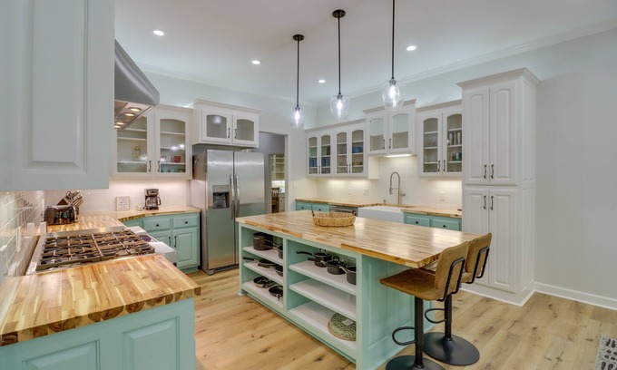 Edgemont House | Luxury Lakefront Retreat w/Deck & Patio!