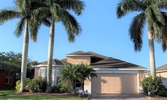 Palmetto House | Luxury Lakeside Villa. Close to Beaches, Golf and Shops