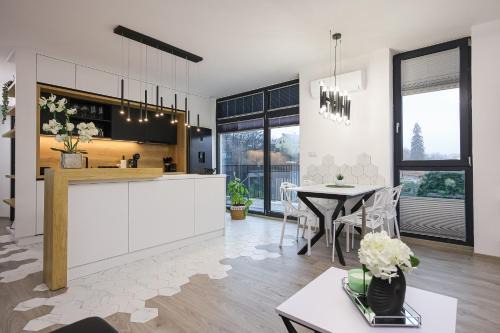 Tirgu Mures Apartment | Luxury Landing 8-centrally located accomodation with private parking Targu Mures